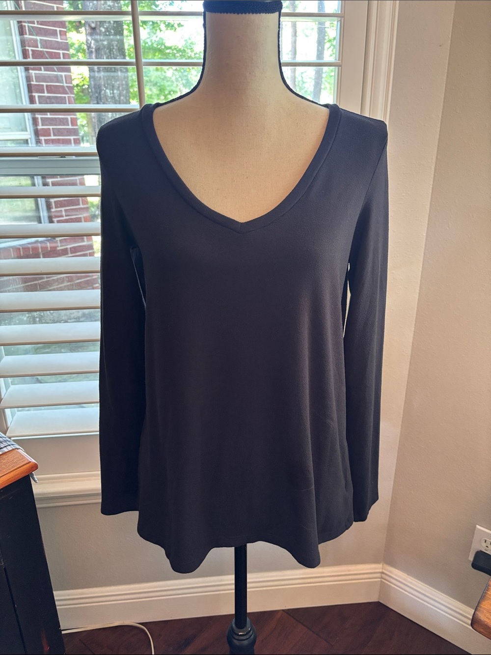 American Eagle Outfitters Black V-Neck Long Sleeve Top - Medium